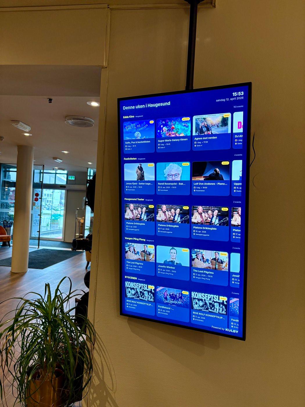 Skjerm i en hotellobby som viser ukens arrangementer i Haugesund